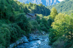 Paesaggio di montagna con un fiume che scorre verso un lago
